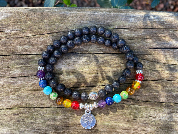 Bracelet Mala tibétain en pierre de lave et pierres des 7 chakras et breloque arbre de vie