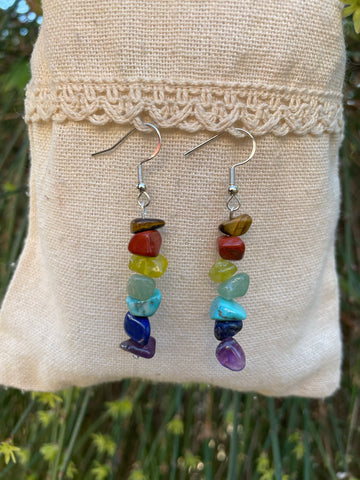 Boucles d'oreilles 7 chakras en pierres naturelles forme chips