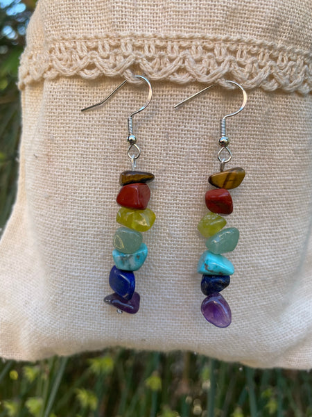 Boucles d'oreilles 7 chakras en pierres naturelles forme chips