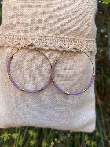 Boucles d'oreilles créoles parme et dorées en perles Miyuki