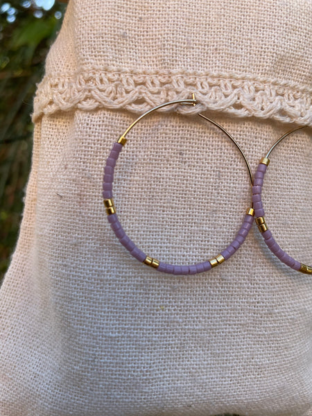 Boucles d'oreilles créoles parme et dorées en perles Miyuki