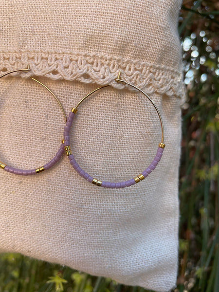 Boucles d'oreilles créoles parme et dorées en perles Miyuki