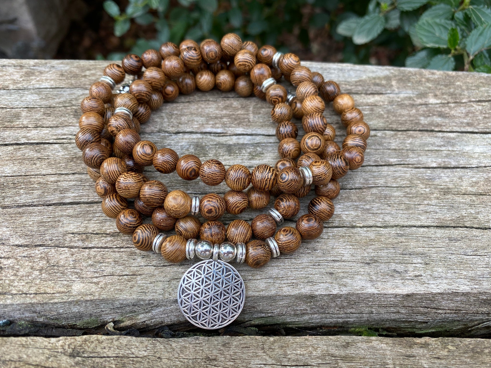 Bracelet Mala tibétain en bois et breloque argentée