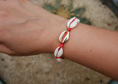 Bracelet rouge en coquillages Cauris naturels et un cauri doré