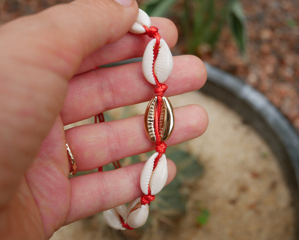Bracelet rouge en coquillages Cauris naturels et un cauri doré