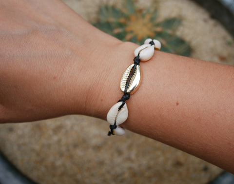 Bracelet noir en coquillages Cauris naturels et un cauri doré