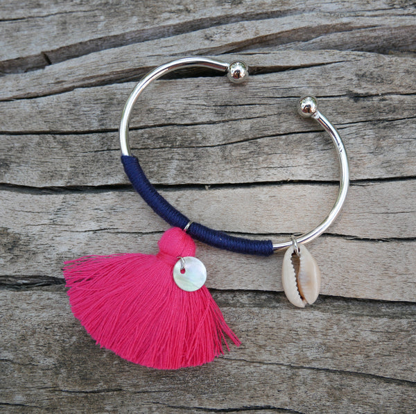 Bracelet jonc argenté, pompon, nacre et coquillage cauri