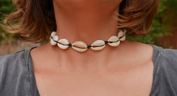 Collier noir en coquillages cauris beiges naturels