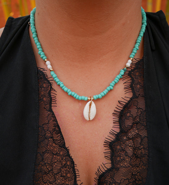 Collier en perles rocaille bleues et dorées et coquillage Cauri