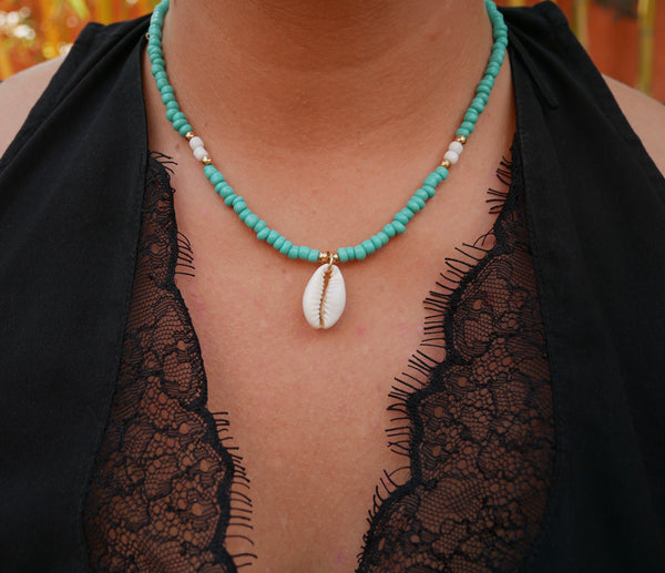 Collier en perles rocaille bleues et dorées et coquillage Cauri