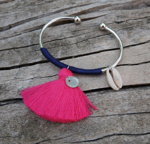 Bracelet jonc argenté, pompon, nacre et coquillage cauri