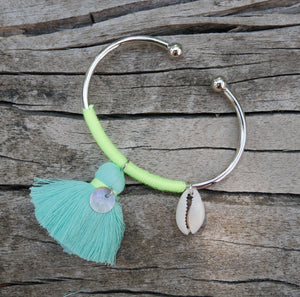 Bracelet jonc argenté, pompon, nacre et coquillage cauri