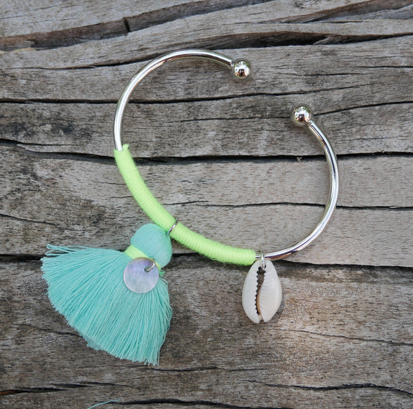 Bracelet jonc argenté, pompon, nacre et coquillage cauri