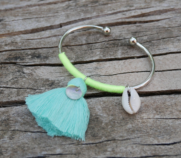Bracelet jonc argenté, pompon, nacre et coquillage cauri
