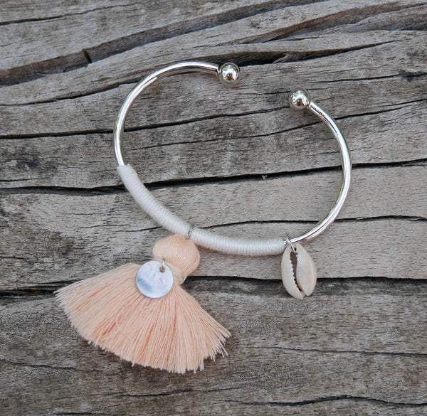 Bracelet jonc argenté, pompon, nacre et coquillage cauri