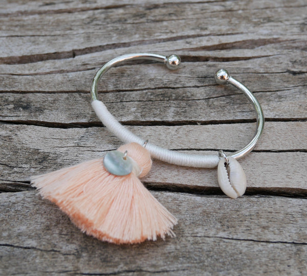 Bracelet jonc argenté, pompon, nacre et coquillage cauri