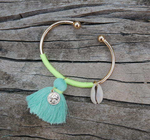 Bracelet jonc doré, pompon, pièce et coquillage cauri