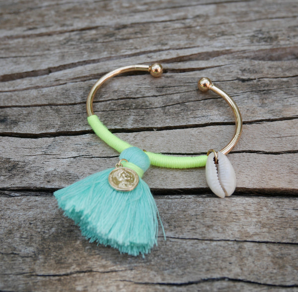 Bracelet jonc doré, pompon, pièce et coquillage cauri