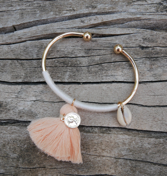 Bracelet jonc doré, pompon, pièce et coquillage cauri
