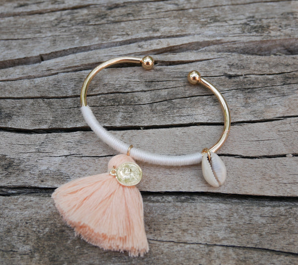 Bracelet jonc doré, pompon, pièce et coquillage cauri