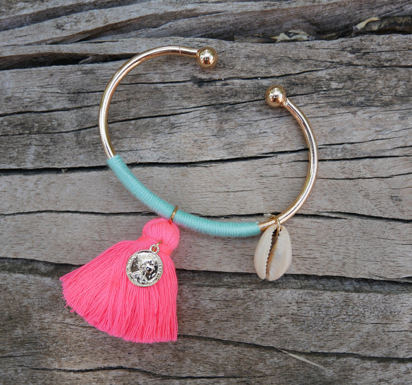 Bracelet jonc doré, pompon, pièce et coquillage cauri