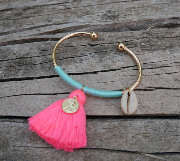 Bracelet jonc doré, pompon, pièce et coquillage cauri
