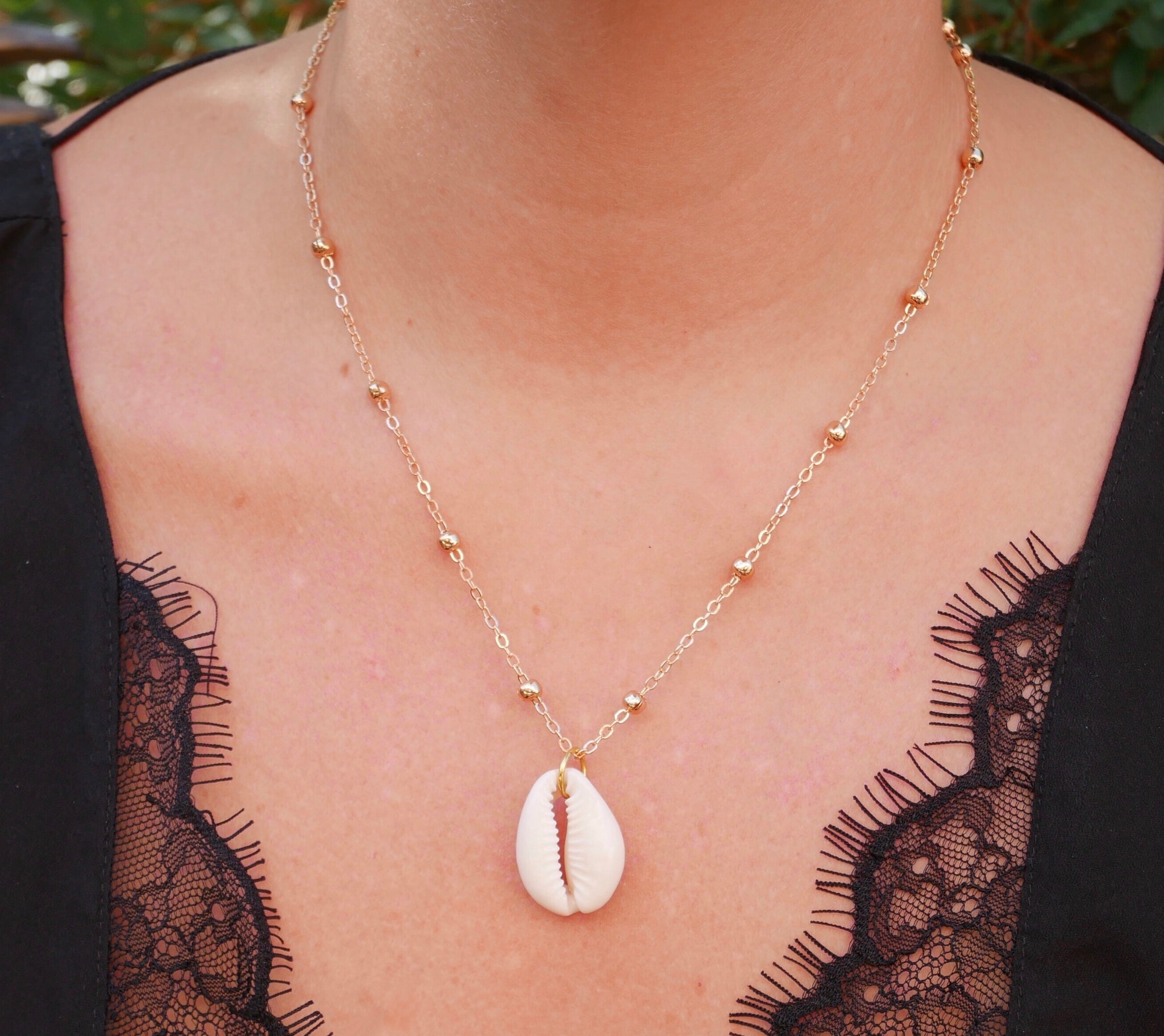 Collier fine chaîne dorée et coquillage Cauri