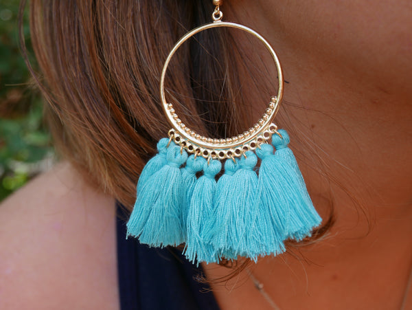 Boucles d'oreilles créoles dorées et pompons colorés