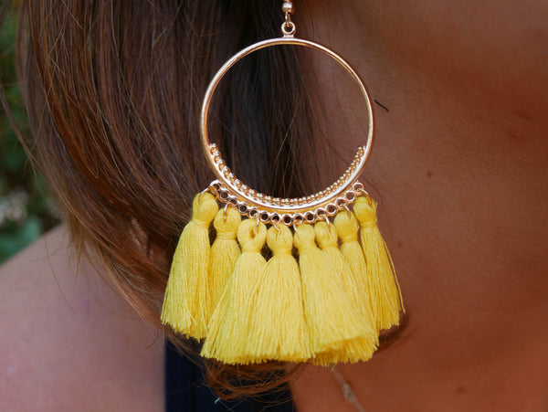 Boucles d'oreilles créoles dorées et pompons colorés