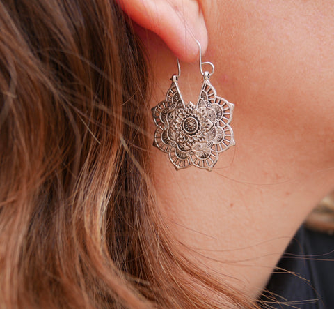 Boucles d'oreilles bohème orientale en dentelle argentée Lotus