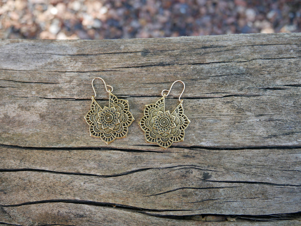 Boucles d'oreilles bohème orientale en dentelle dorée Lotus