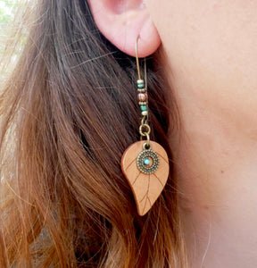 Boucles d'oreilles en bois et perles, motif feuille