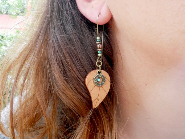 Boucles d'oreilles en bois et perles, motif feuille