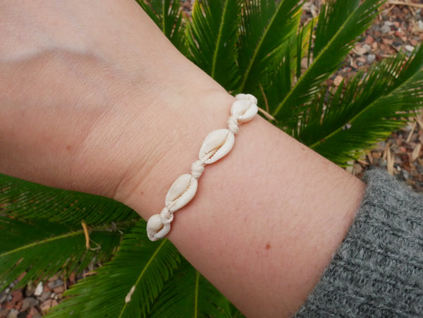 Bracelet beige réglable en coquillages Cauris