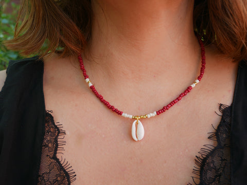 Collier perles de rocaille rouges, dorées et coquillage Cauri