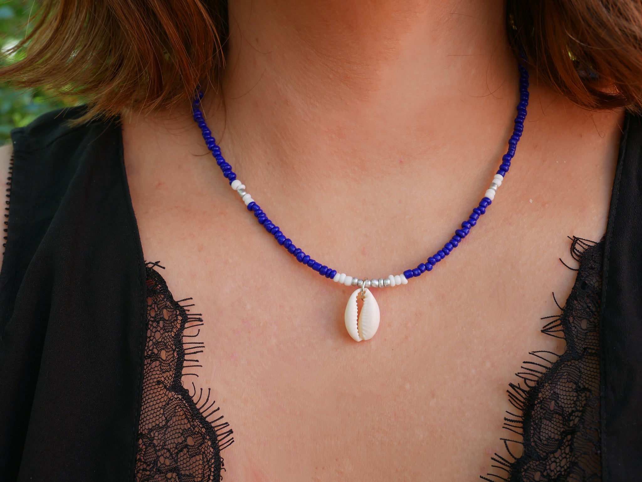 Collier perles de rocaille bleues marine, dorées et coquillage Cauri