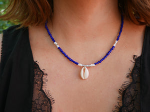 Collier perles de rocaille bleues marine, dorées et coquillage Cauri