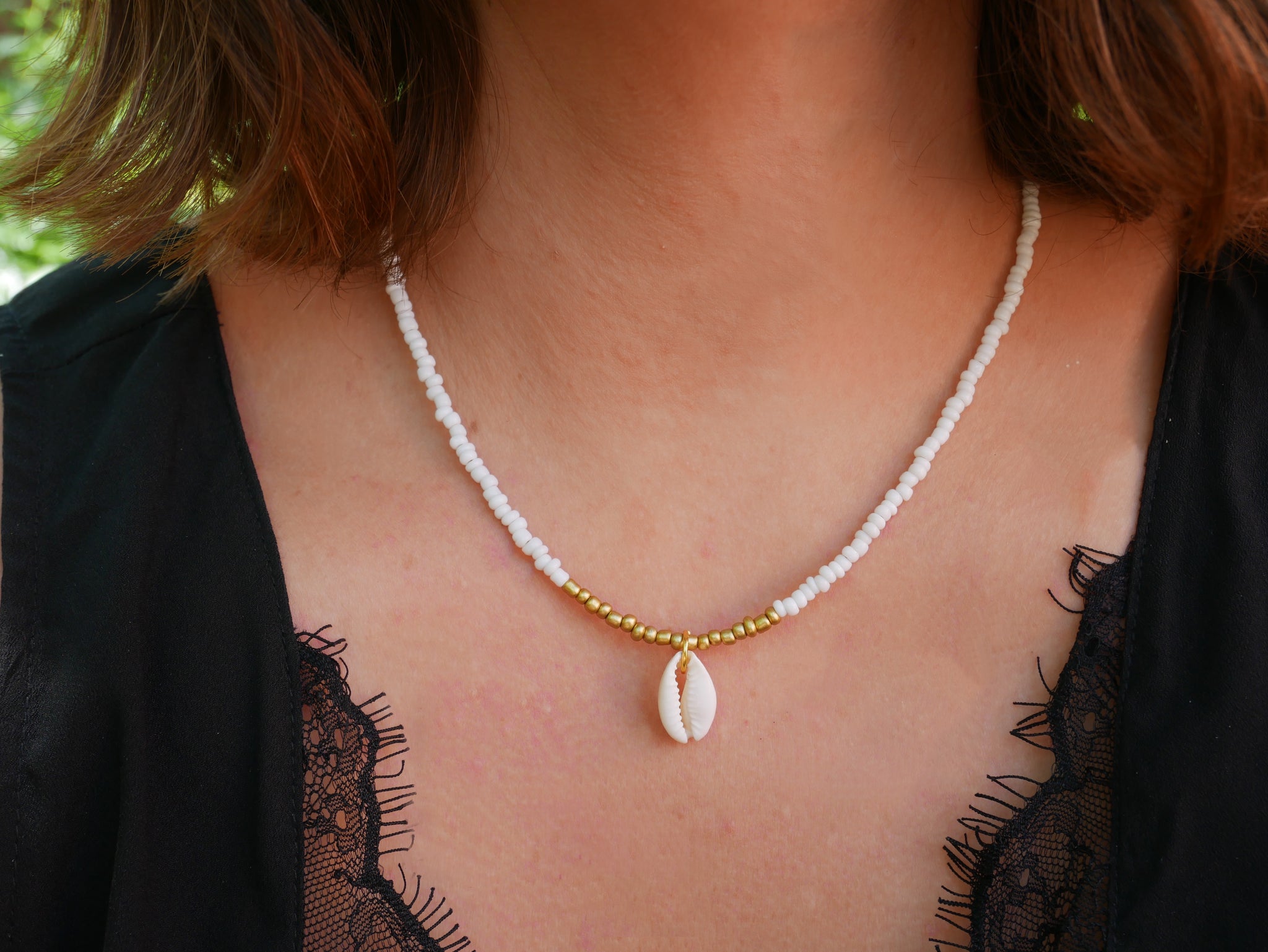 Collier perles de rocaille blanches, dorées et coquillage Cauri