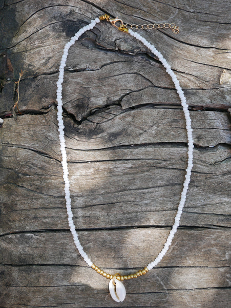 Collier perles de rocaille blanches, dorées et coquillage Cauri