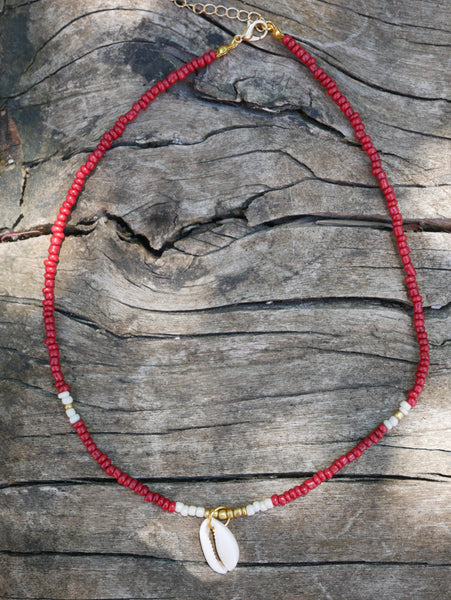 Collier perles de rocaille rouges, dorées et coquillage Cauri