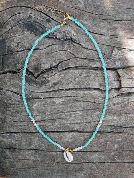 Collier perles de rocaille turquoises, dorées et coquillage Cauri