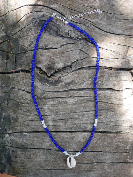 Collier perles de rocaille bleues marine, dorées et coquillage Cauri