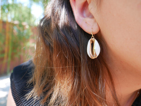 Boucles d'oreilles dorées pendantes en coquillage cauri