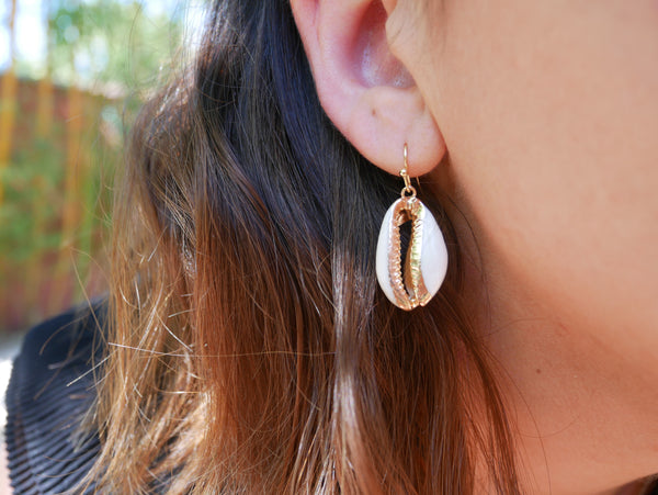 Boucles d'oreilles dorées pendantes en coquillage cauri