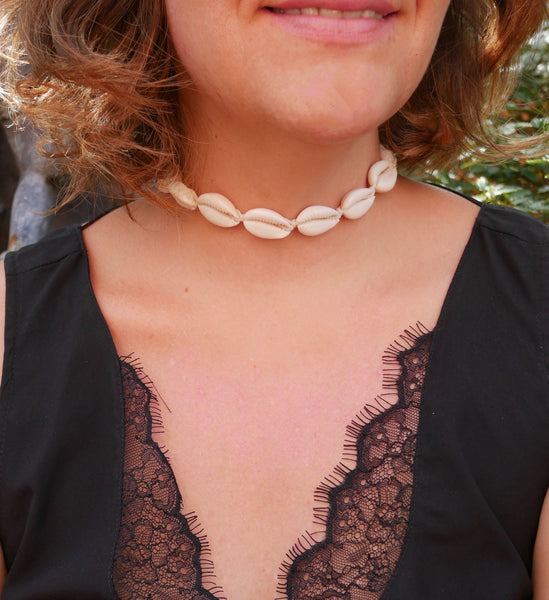 Collier beige en coquillages cauris beiges naturels