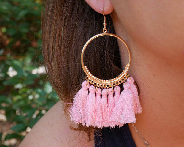Boucles d'oreilles créoles dorées et pompons colorés