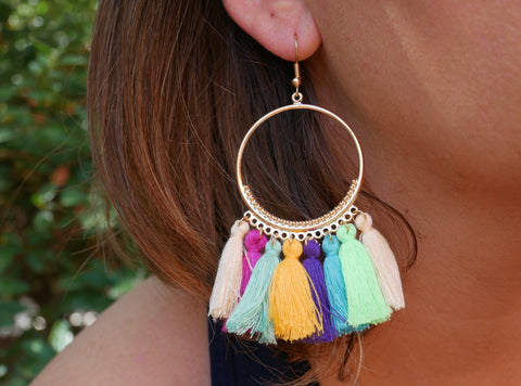 Boucles d'oreilles créoles dorées et pompons colorés