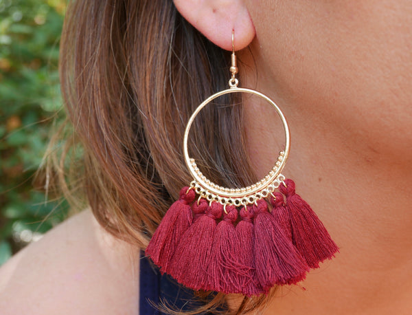 Boucles d'oreilles créoles dorées et pompons colorés