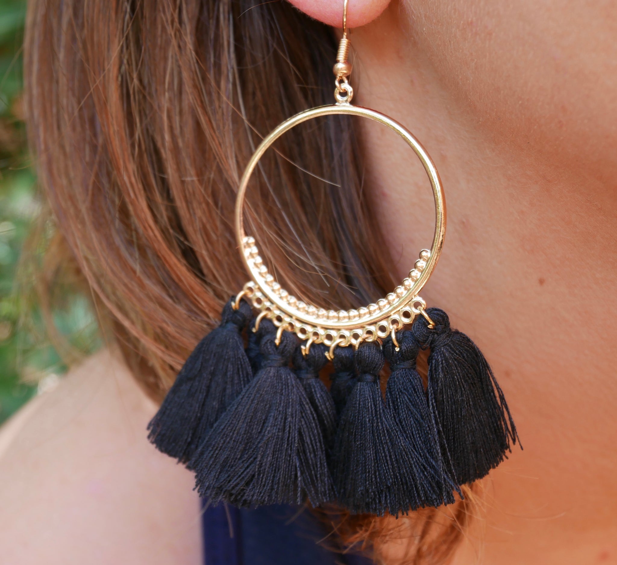 Boucles d'oreilles créoles dorées et pompons colorés