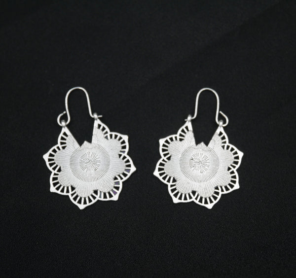 Boucles d'oreilles bohème orientale en dentelle argentée Lotus